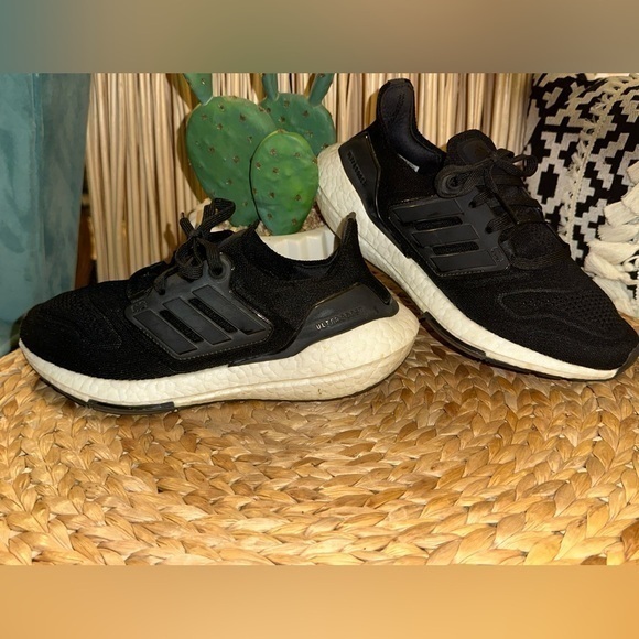 UEC ADIDAS UltraBoost 21 'Core Black Size 6 Big Kid - Picture 1 of 11